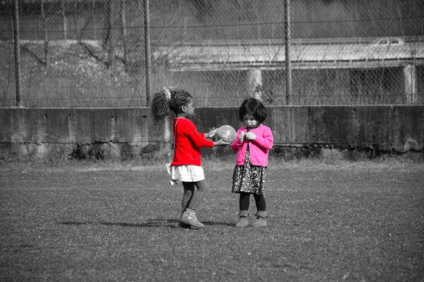 bimbe Bambine che giocano al pallone